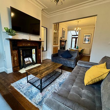 Large Citycentre Townhouse & Hot Tub, Pool Table And Offroad Parking كارديف المظهر الخارجي الصورة