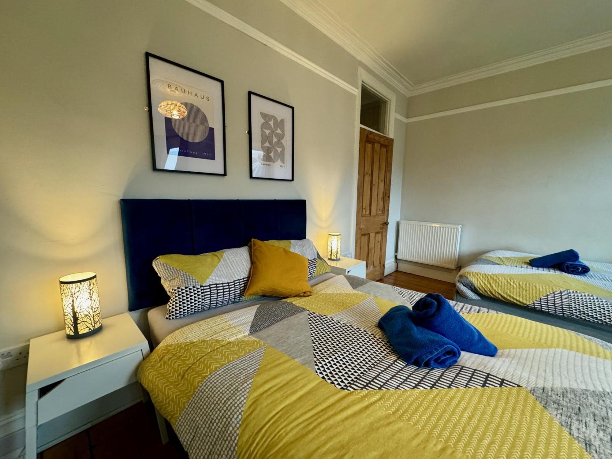 Large Citycentre Townhouse & Hot Tub, Pool Table And Offroad Parking كارديف المظهر الخارجي الصورة