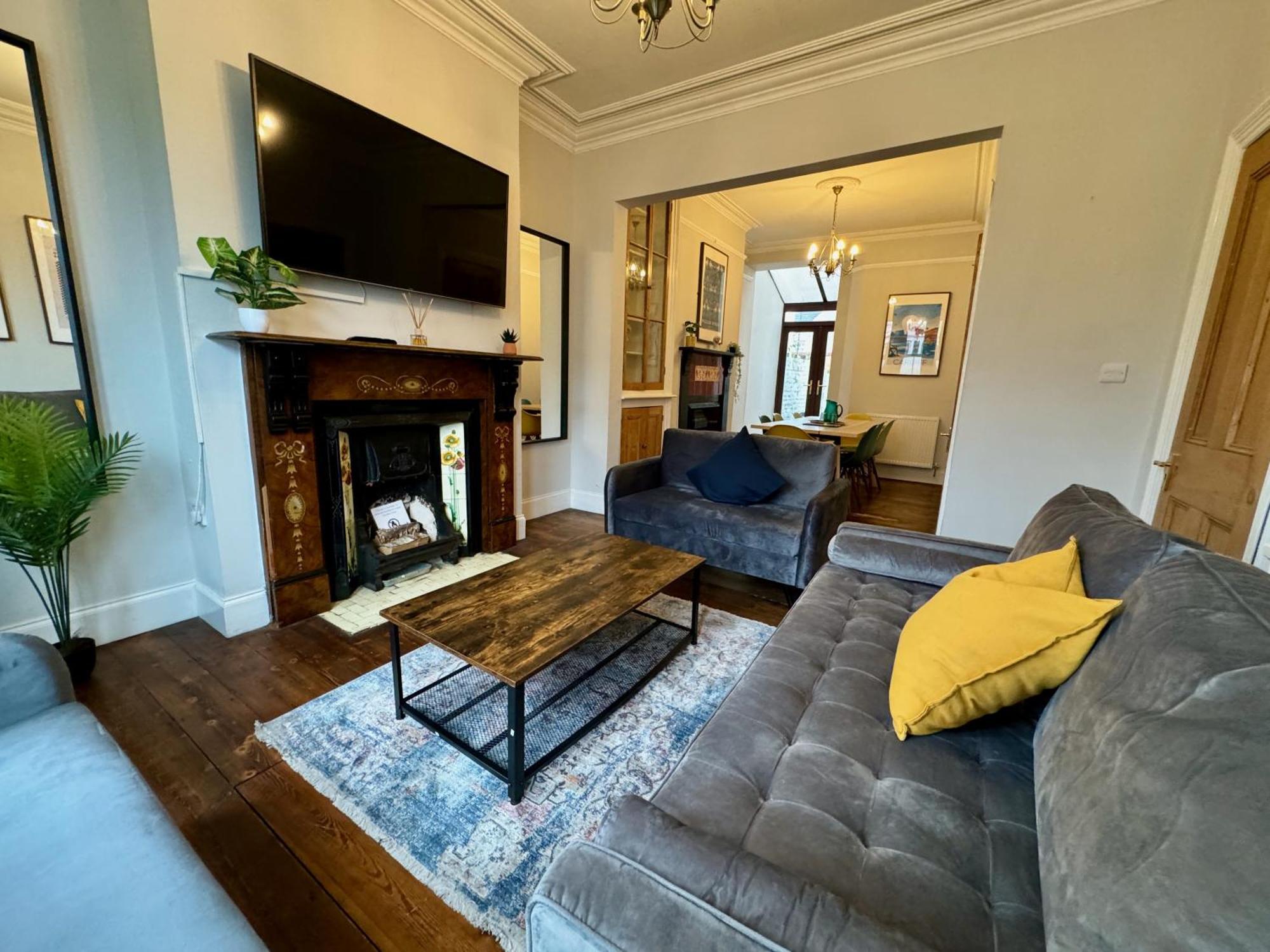 Large Citycentre Townhouse & Hot Tub, Pool Table And Offroad Parking كارديف المظهر الخارجي الصورة