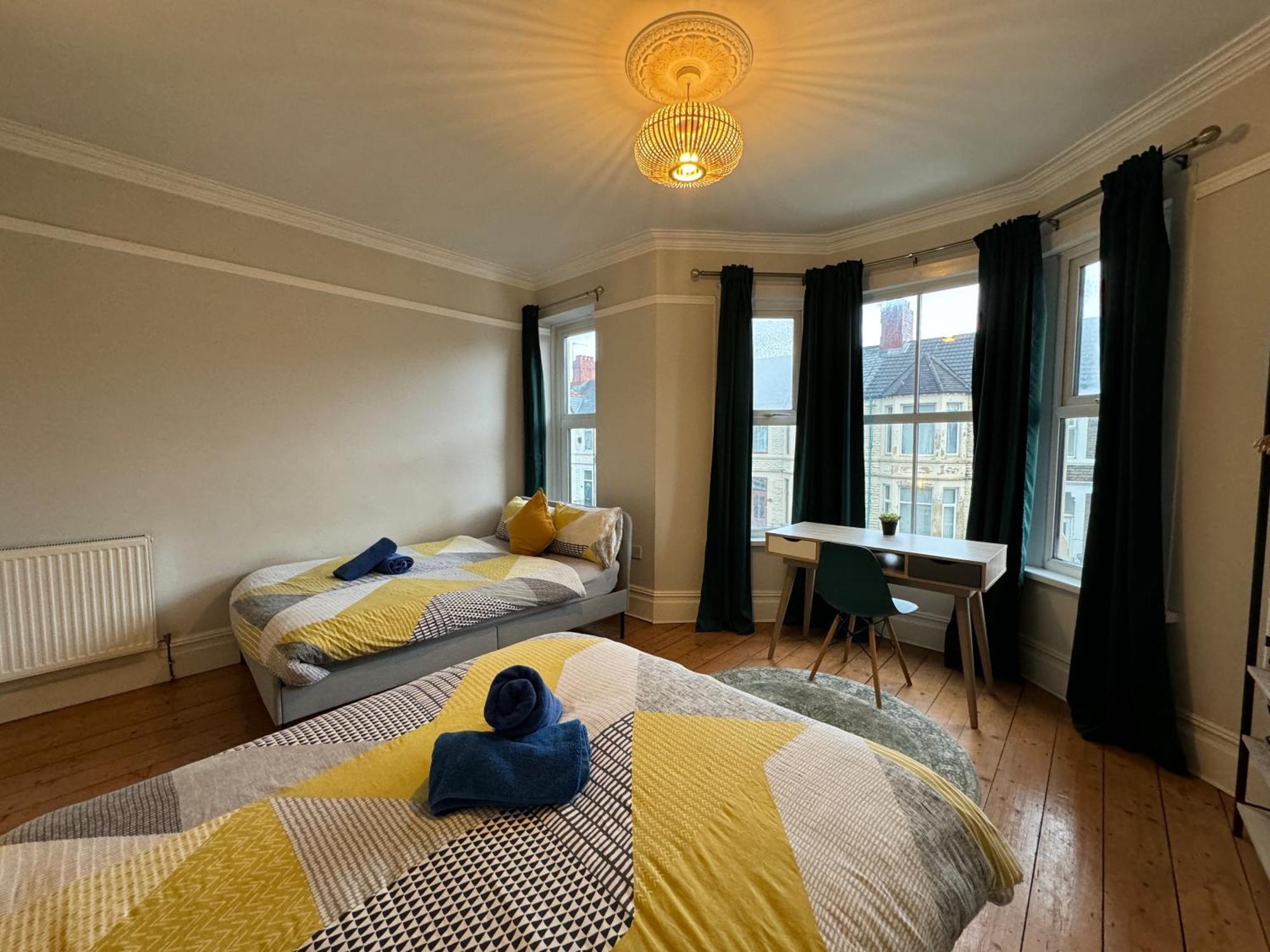 Large Citycentre Townhouse & Hot Tub, Pool Table And Offroad Parking كارديف المظهر الخارجي الصورة