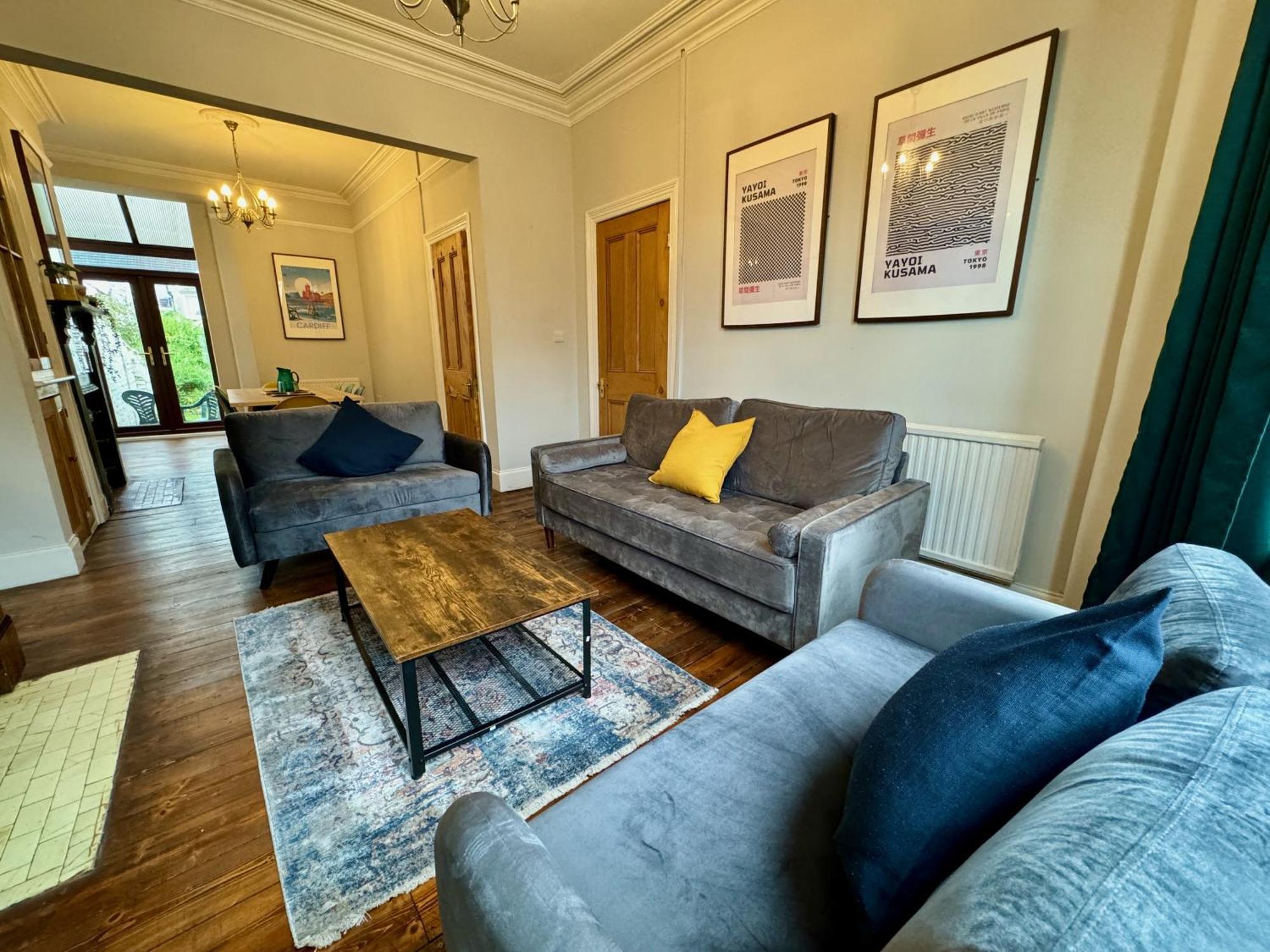 Large Citycentre Townhouse & Hot Tub, Pool Table And Offroad Parking كارديف المظهر الخارجي الصورة