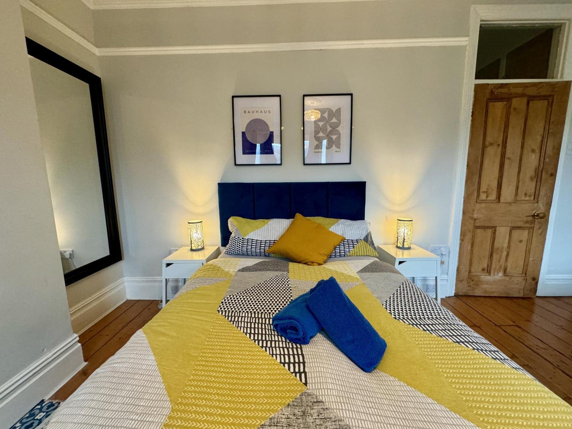 Large Citycentre Townhouse & Hot Tub, Pool Table And Offroad Parking كارديف المظهر الخارجي الصورة