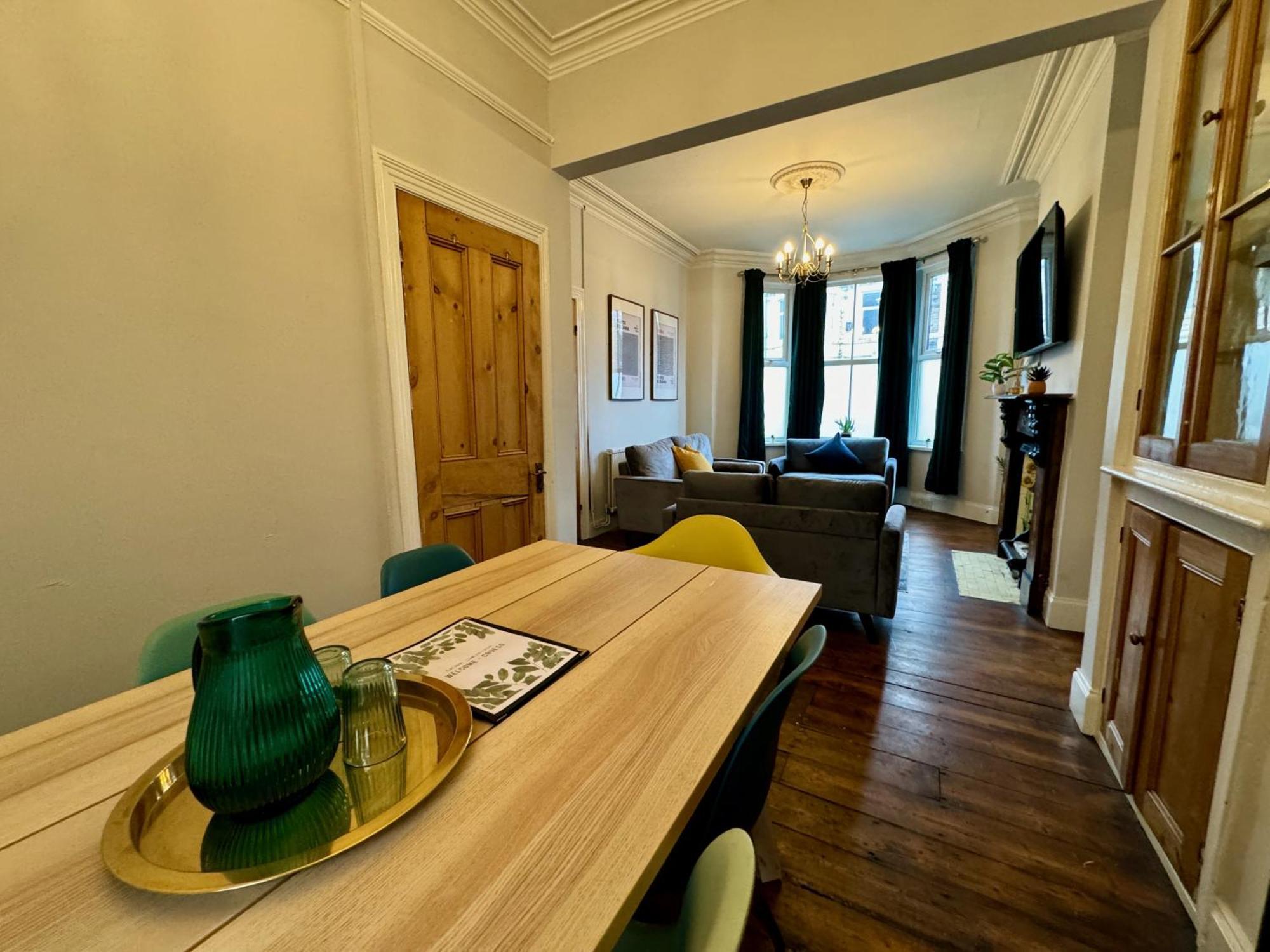 Large Citycentre Townhouse & Hot Tub, Pool Table And Offroad Parking كارديف المظهر الخارجي الصورة