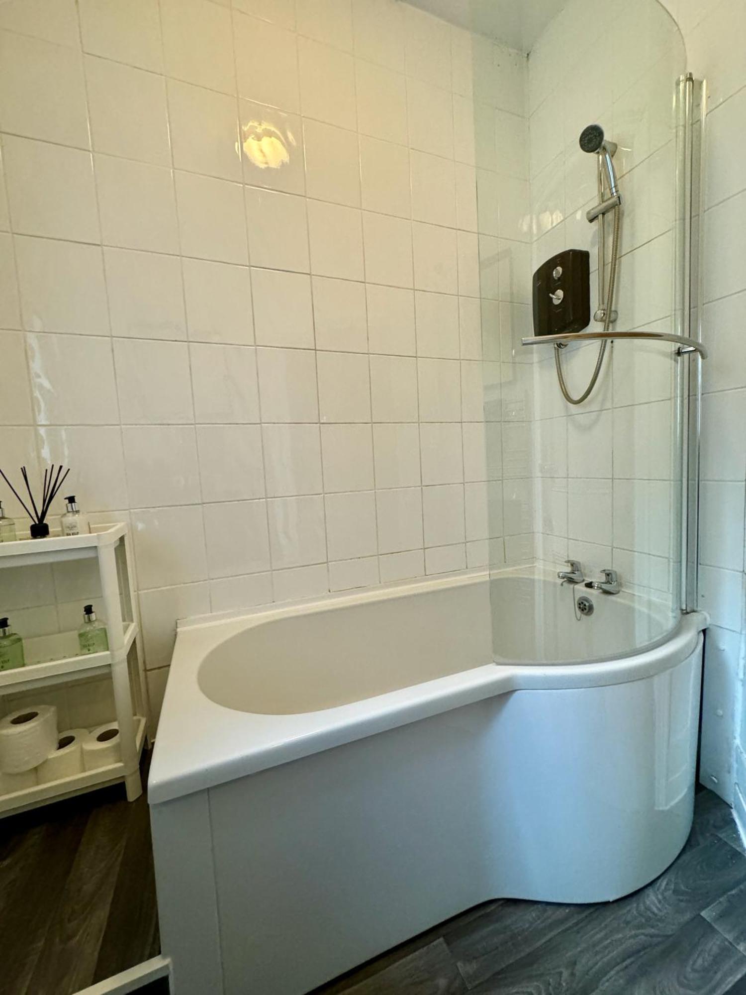 Large Citycentre Townhouse & Hot Tub, Pool Table And Offroad Parking كارديف المظهر الخارجي الصورة