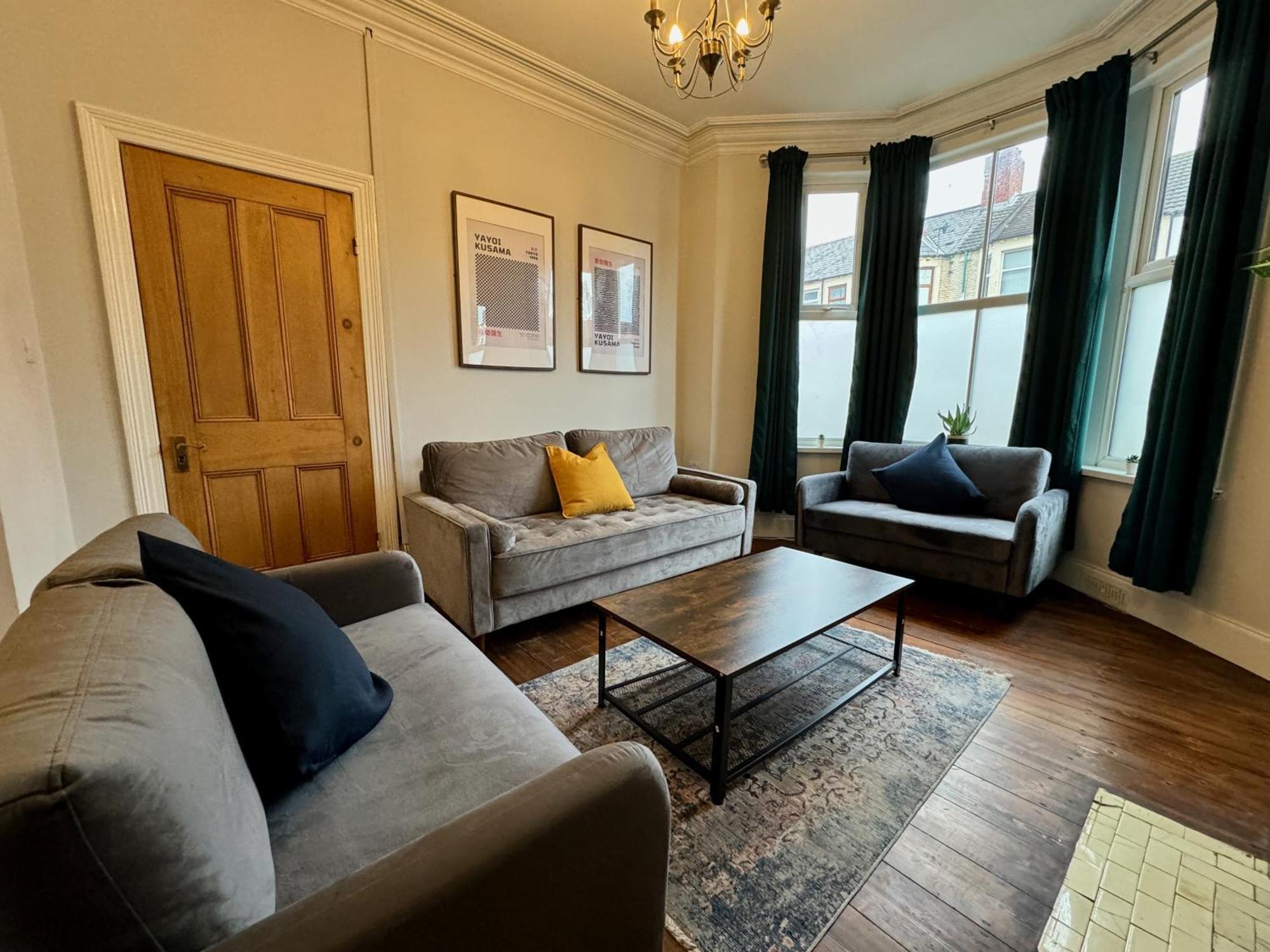 Large Citycentre Townhouse & Hot Tub, Pool Table And Offroad Parking كارديف المظهر الخارجي الصورة