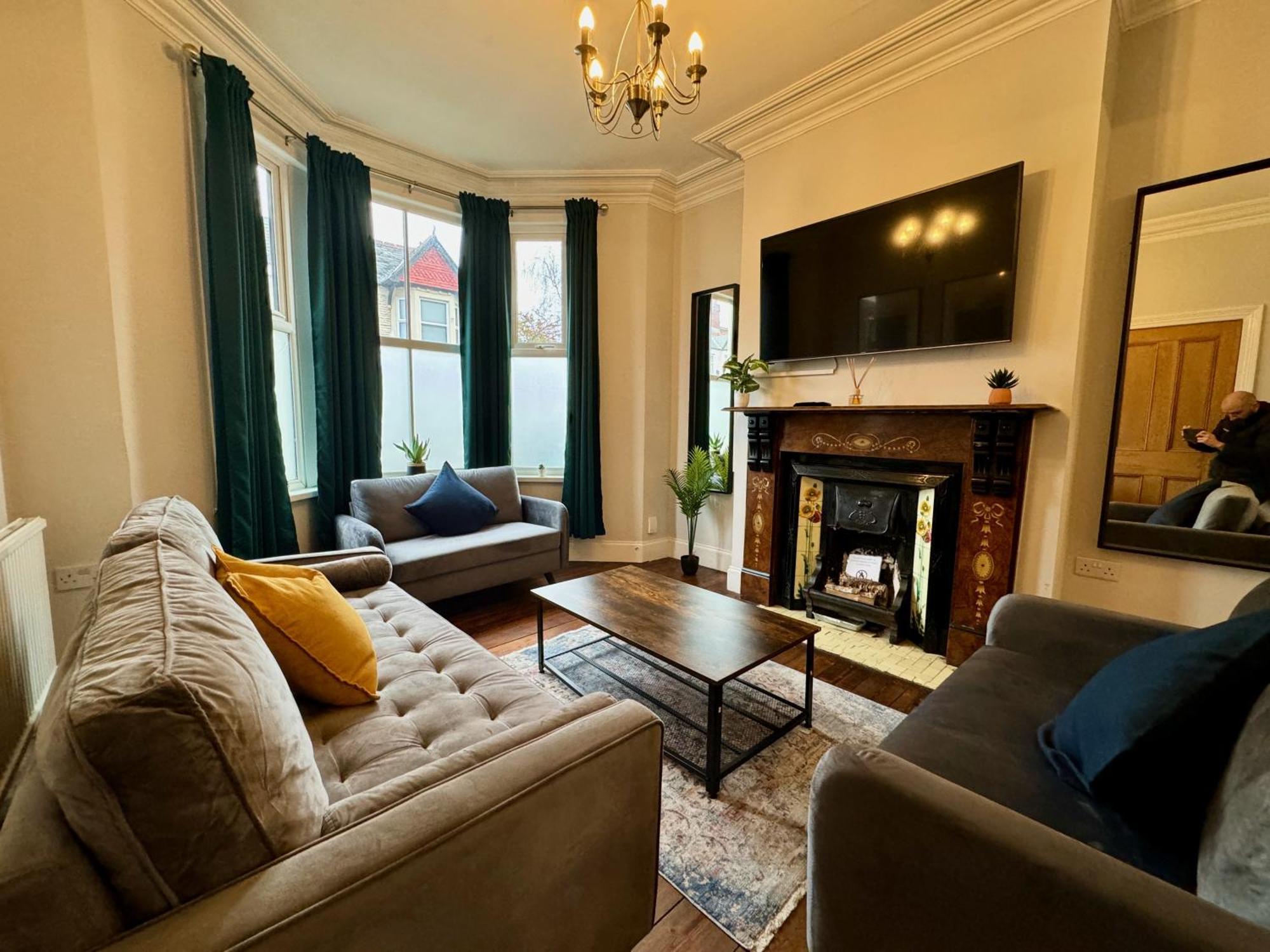 Large Citycentre Townhouse & Hot Tub, Pool Table And Offroad Parking كارديف المظهر الخارجي الصورة