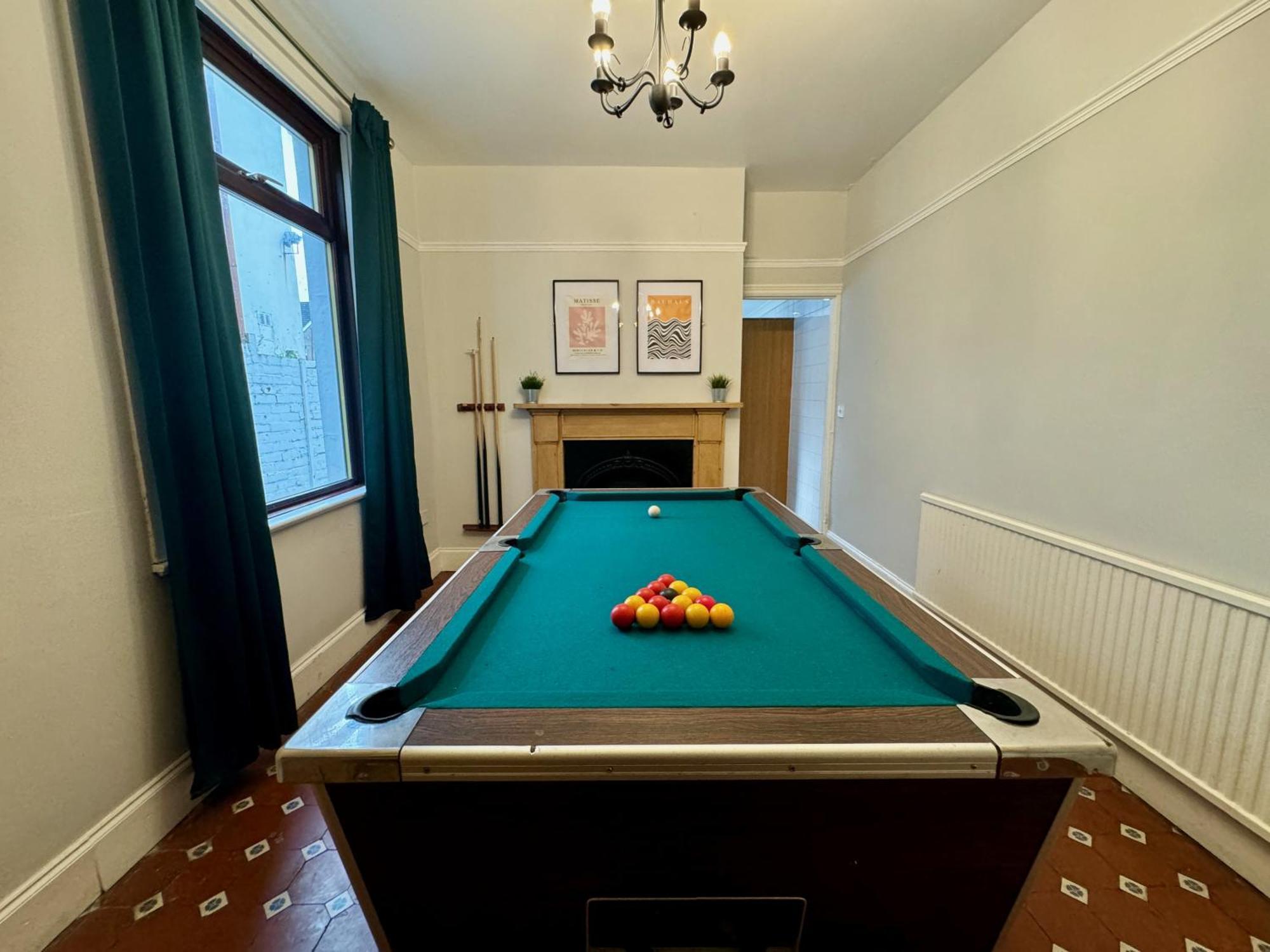 Large Citycentre Townhouse & Hot Tub, Pool Table And Offroad Parking كارديف المظهر الخارجي الصورة